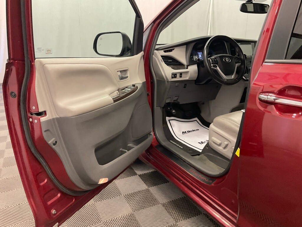 2017 Toyota Sienna L photo 4