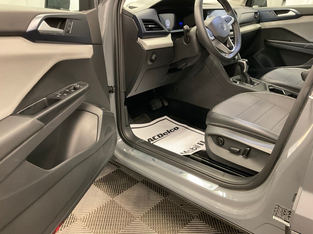 2022 Volkswagen Taos SE photo 2