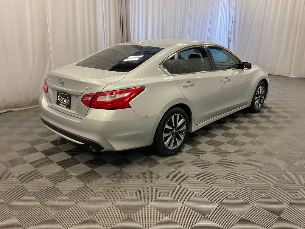 Used 2017 Nissan Altima SV with VIN 1N4AL3AP1HC168335 for sale in Moorhead, Minnesota