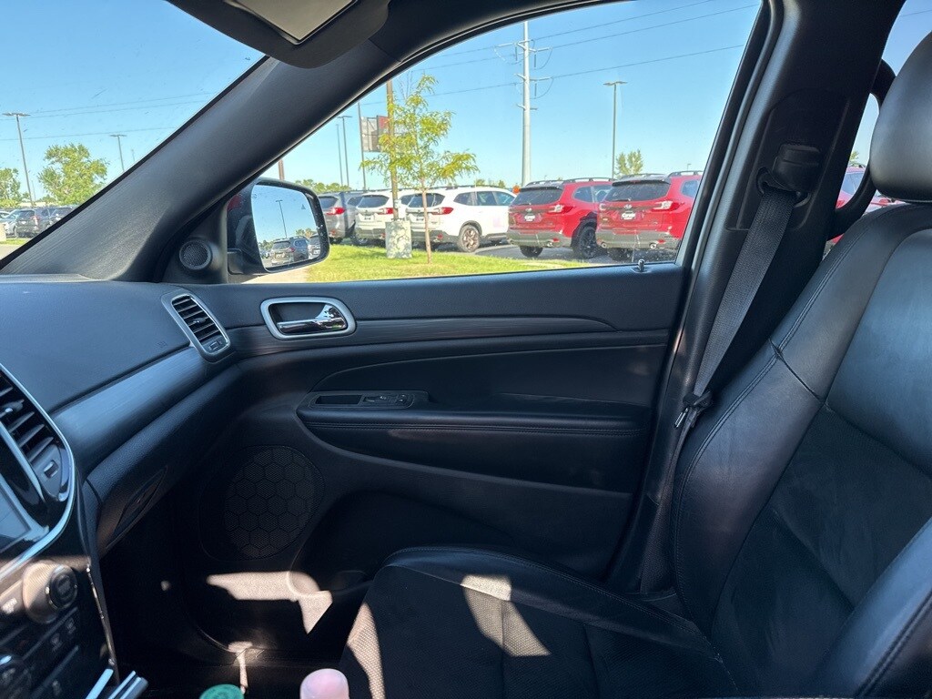 2019 Jeep Grand Cherokee Laredo photo 2
