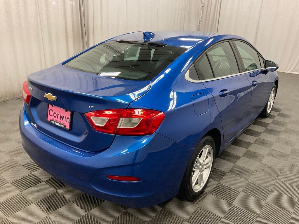 2017 Chevrolet Cruze LT photo 2