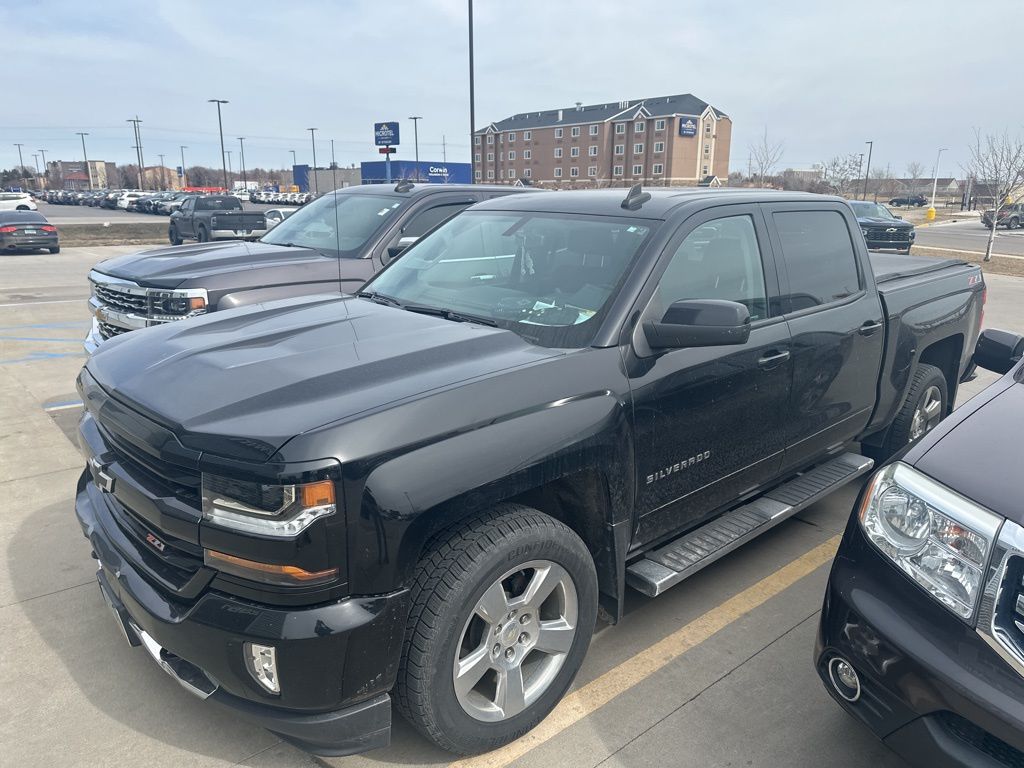 Used 2018 Chevrolet Silverado 1500 LT Z71 with VIN 3GCUKREC2JG519163 for sale in Moorhead, Minnesota