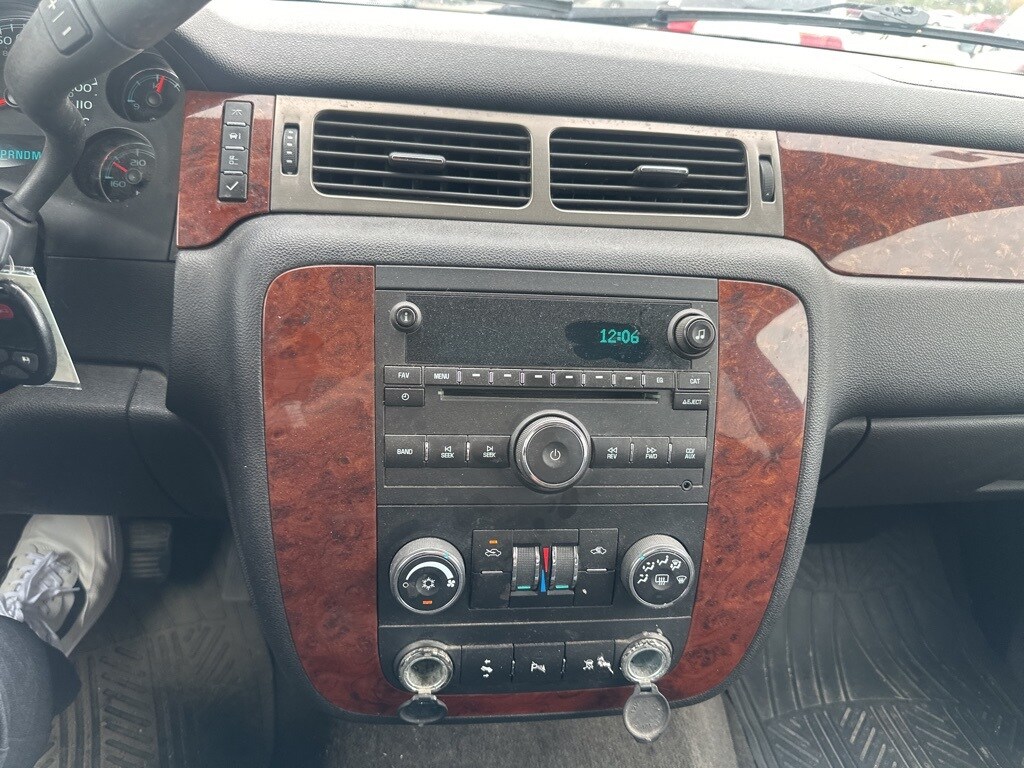 2009 Chevrolet Avalanche LT photo 2