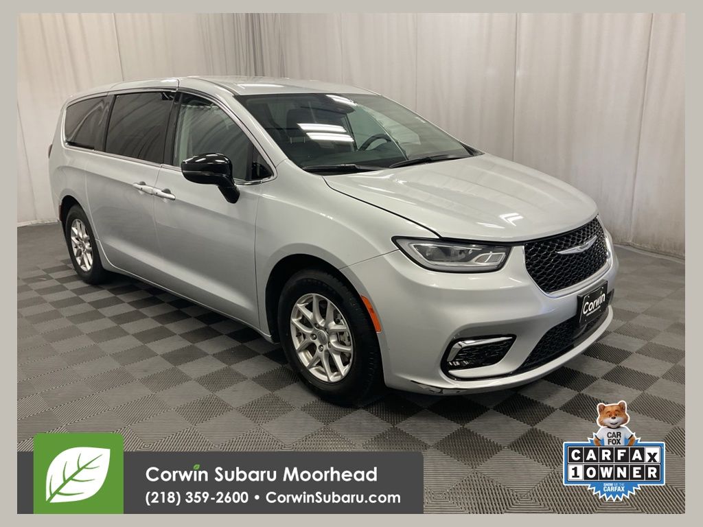 2024 Chrysler Pacifica Touring L's photo