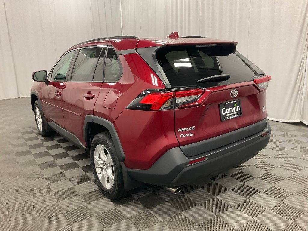 2020 Toyota RAV4 XLE photo 3