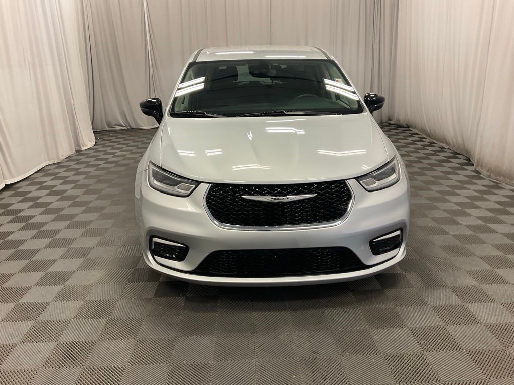 Used 2024 Chrysler Pacifica Touring L with VIN 2C4RC1BG7RR149054 for sale in Moorhead, Minnesota
