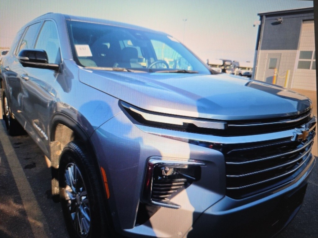 2024 Chevrolet Traverse photo 2