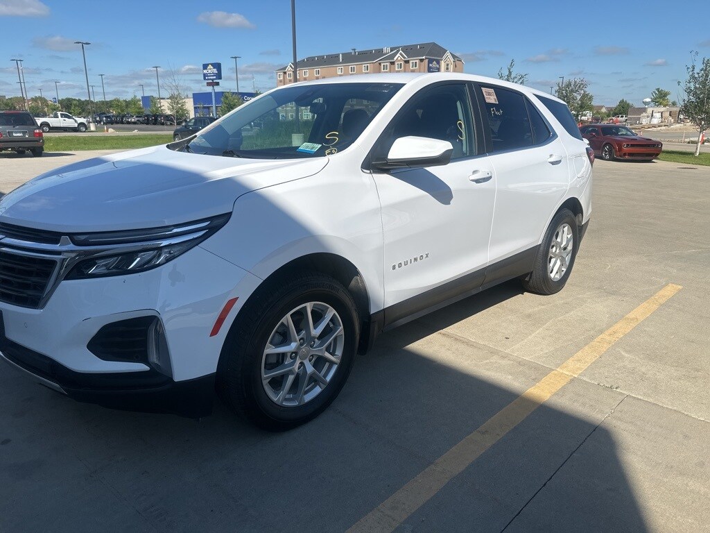 2023 Chevrolet Equinox LT photo 3