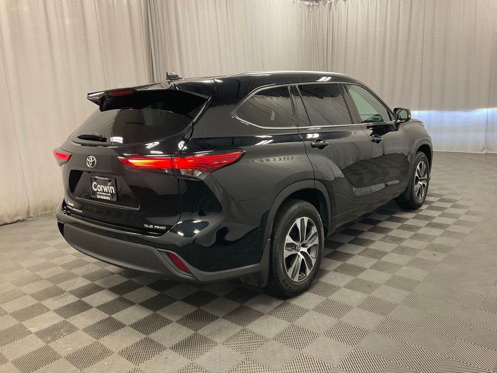 Used 2021 Toyota Highlander XLE with VIN 5TDGZRBH1MS534526 for sale in Moorhead, Minnesota