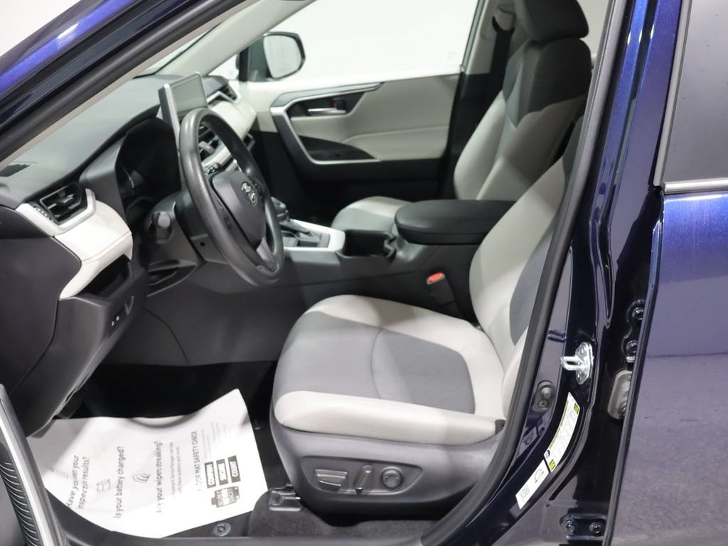 2025 Toyota RAV4 XLE - Photo 10