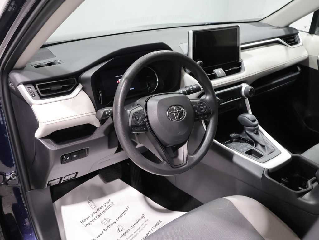 2025 Toyota RAV4 XLE - Photo 15