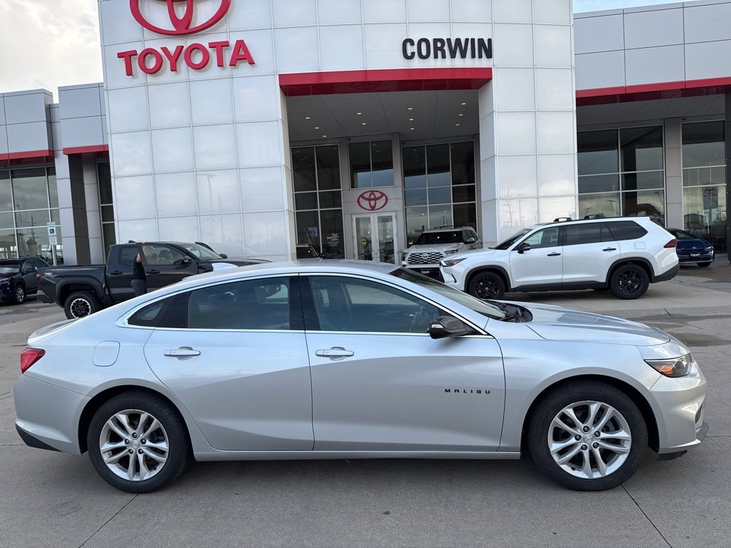 2017 Chevrolet Malibu 1LT photo 2