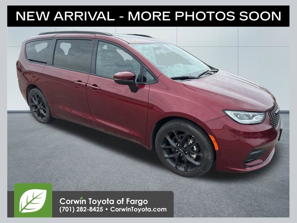 2023 Chrysler Pacifica Touring L's photo