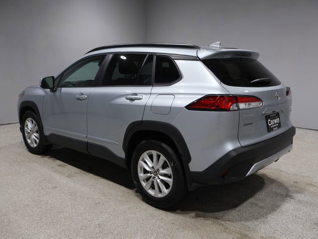 2023 Toyota Corolla Cross LE photo 3