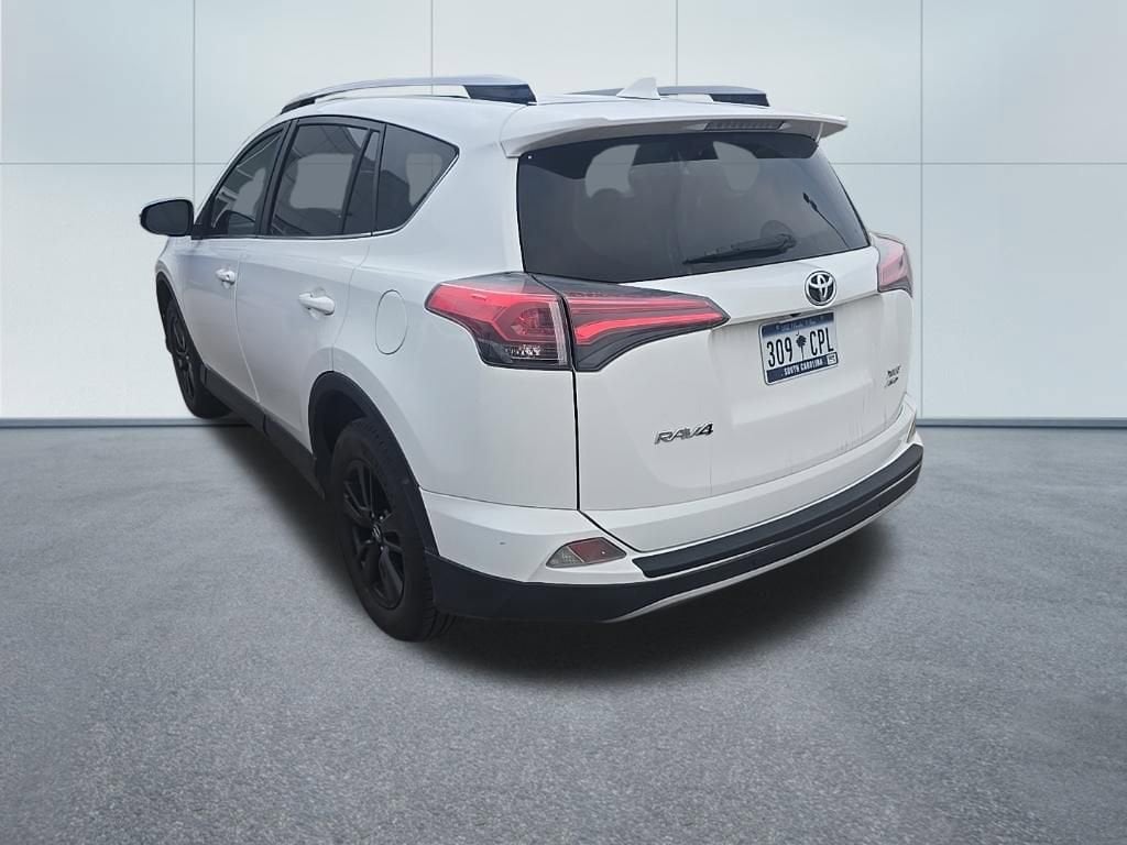 2017 Toyota RAV4 XLE photo 4