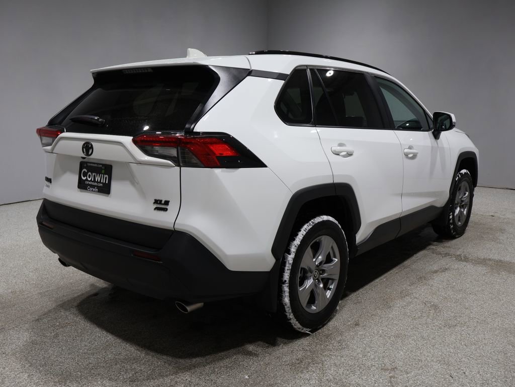 2024 Toyota RAV4 XLE photo 2