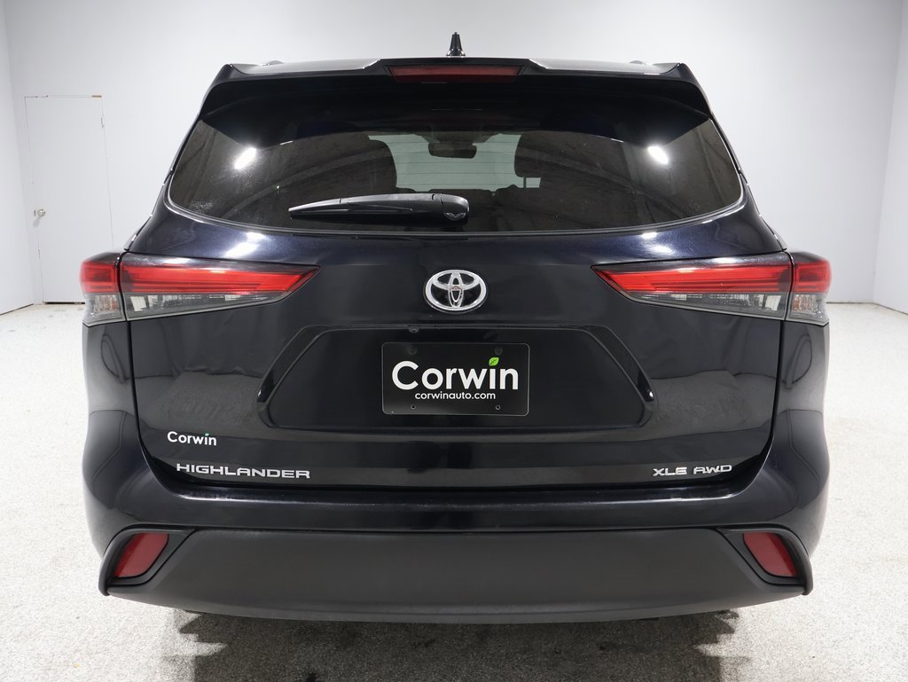 2021 Toyota Highlander XLE photo 3
