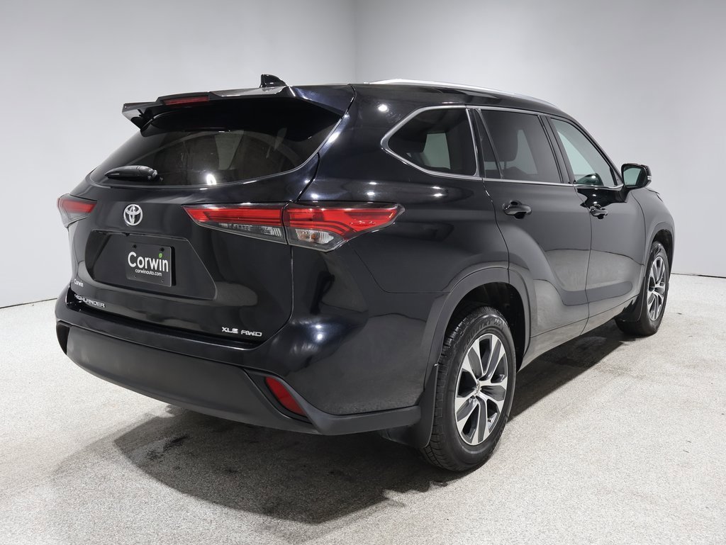 2021 Toyota Highlander XLE photo 2