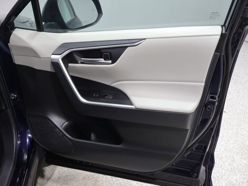 2025 Toyota RAV4 XLE - Photo 23
