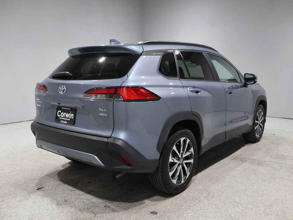 2022 Toyota Corolla Cross XLE photo 2