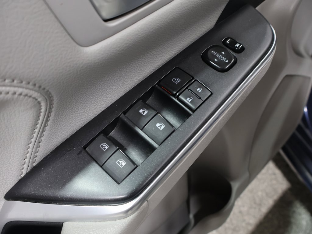 2016 Toyota Camry Hybrid XLE photo 3