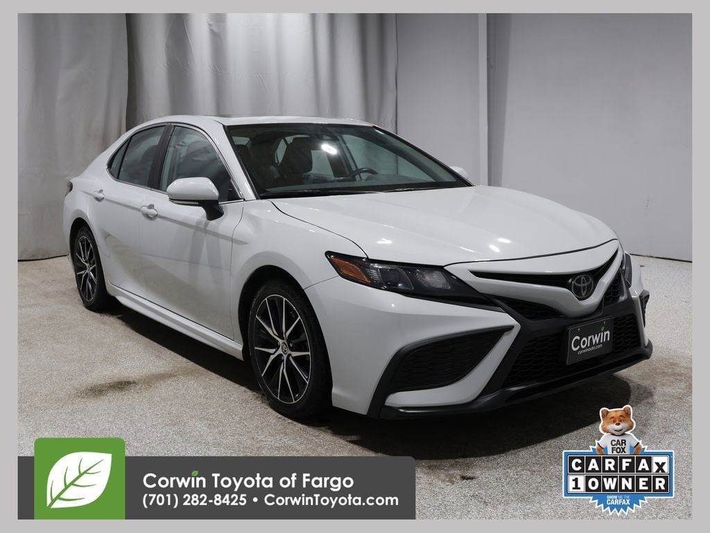 2023 Toyota Camry SE's photo