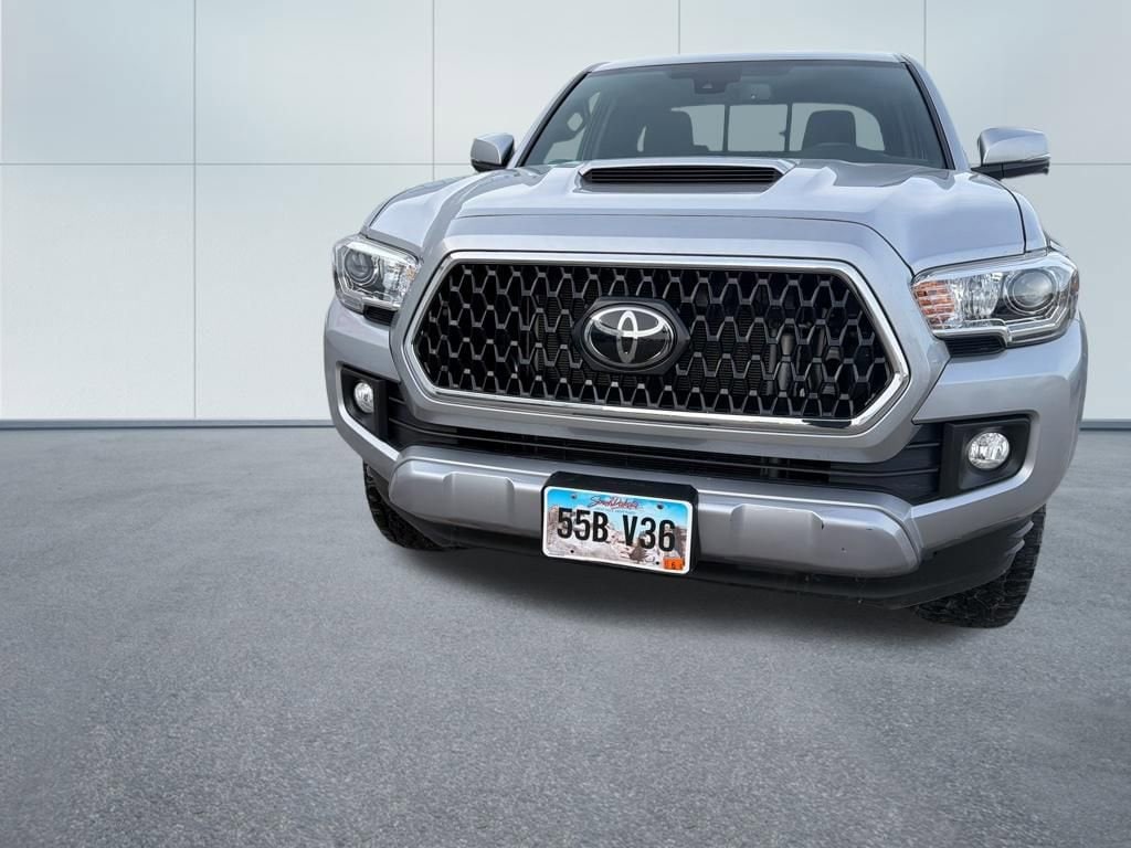 2018 Toyota Tacoma SR5 TRD Sport photo 2