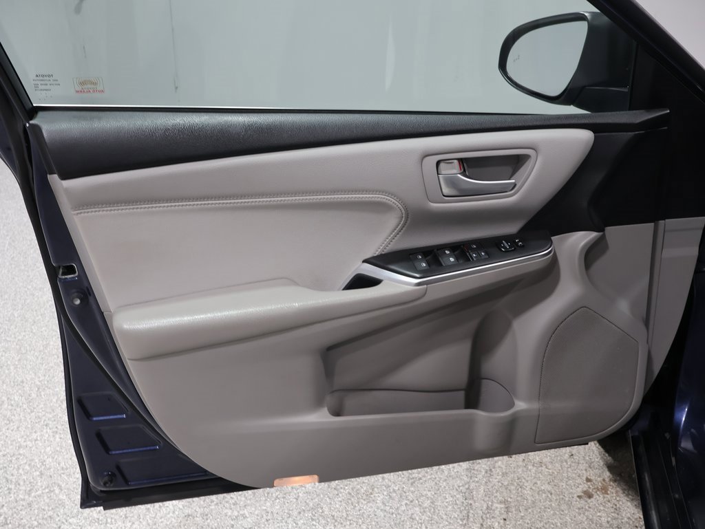 2016 Toyota Camry Hybrid XLE photo 2
