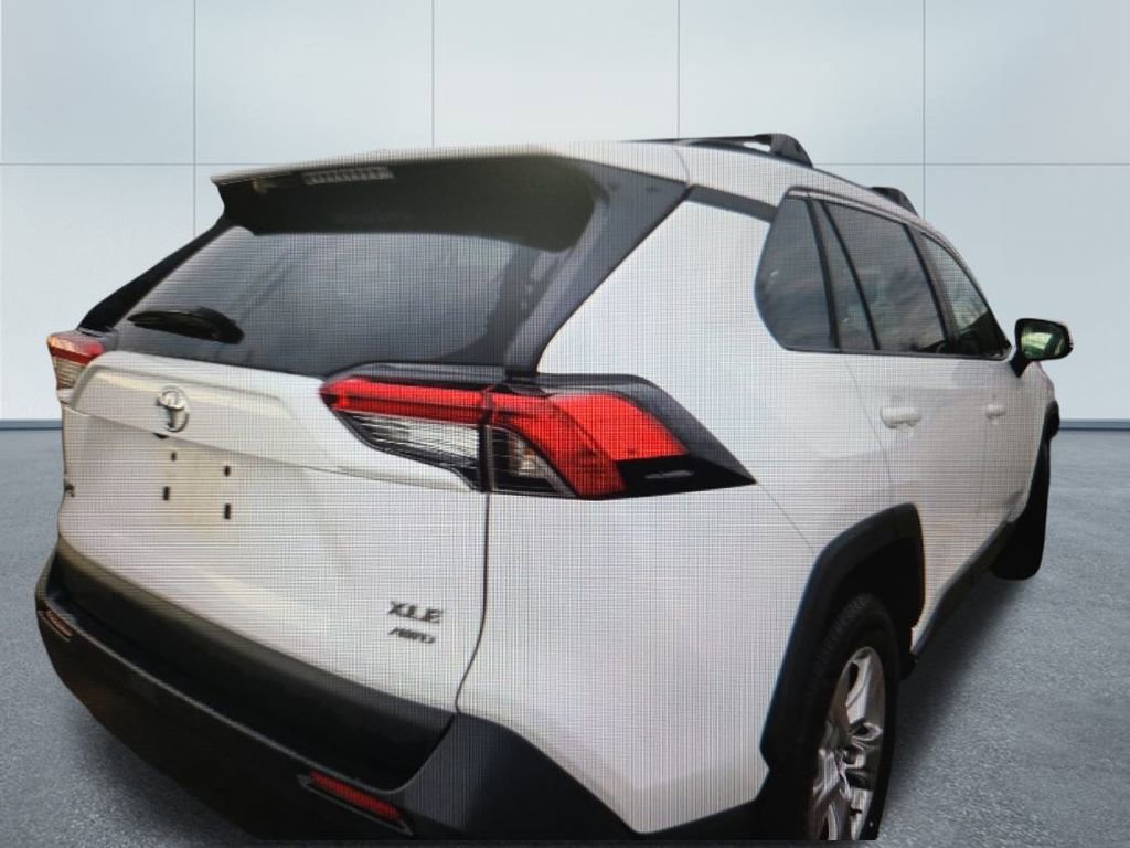 2024 Toyota RAV4 XLE photo 3