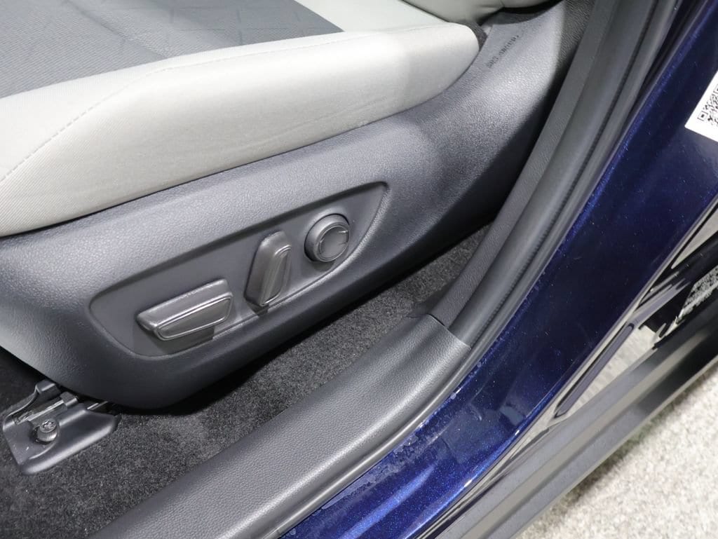 2025 Toyota RAV4 XLE - Photo 12