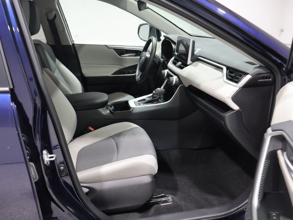 2025 Toyota RAV4 XLE - Photo 22