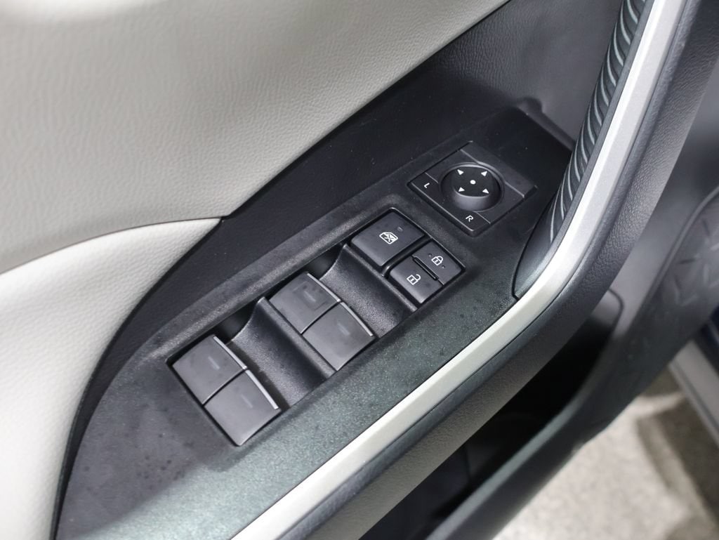 2025 Toyota RAV4 XLE - Photo 14