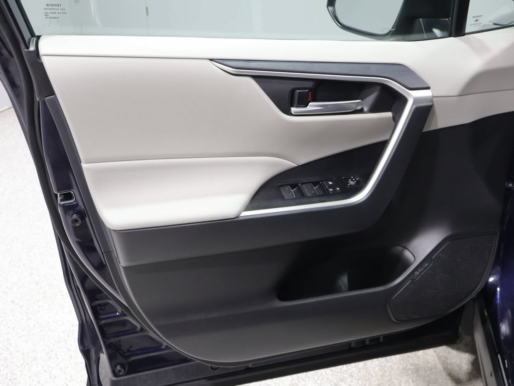 2025 Toyota RAV4 XLE - Photo 13