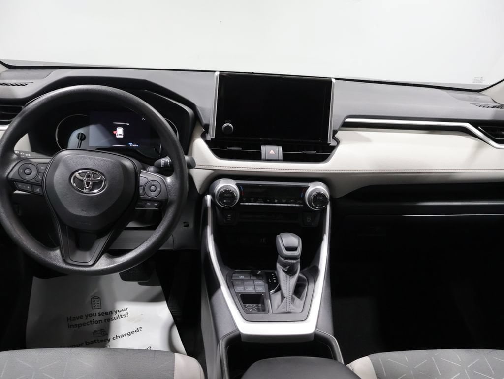 2025 Toyota RAV4 XLE - Photo 16