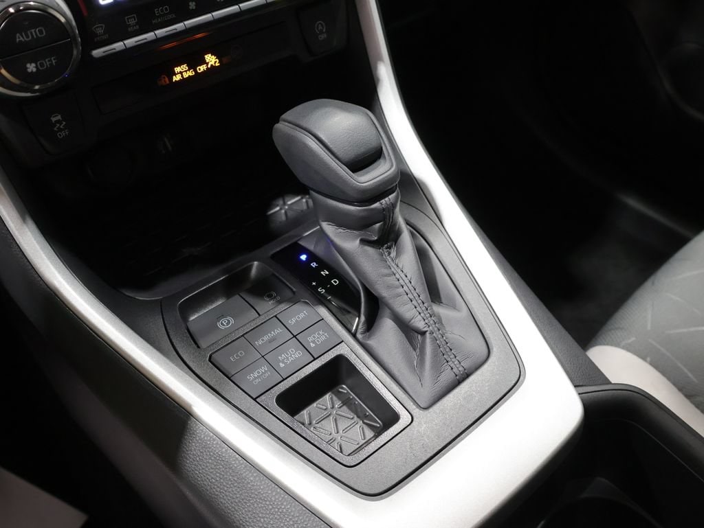 2025 Toyota RAV4 XLE - Photo 29