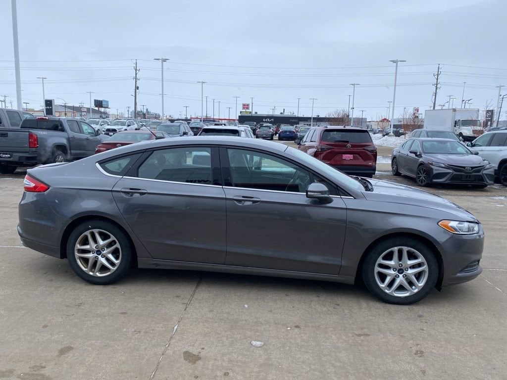 2014 Ford Fusion SE photo 2
