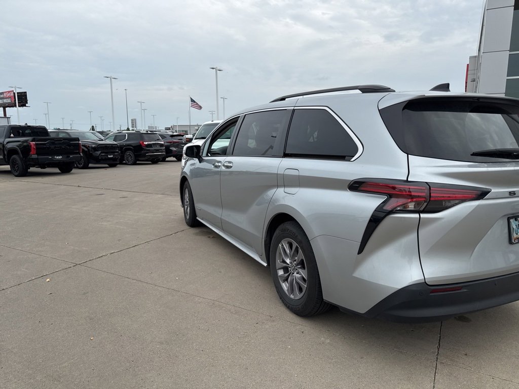 2021 Toyota Sienna XLE photo 2