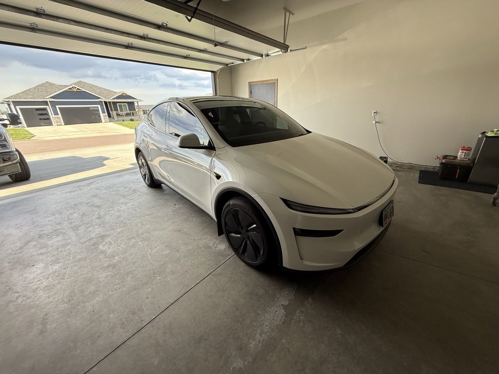 2026 Tesla Model Y Long Range photo 3