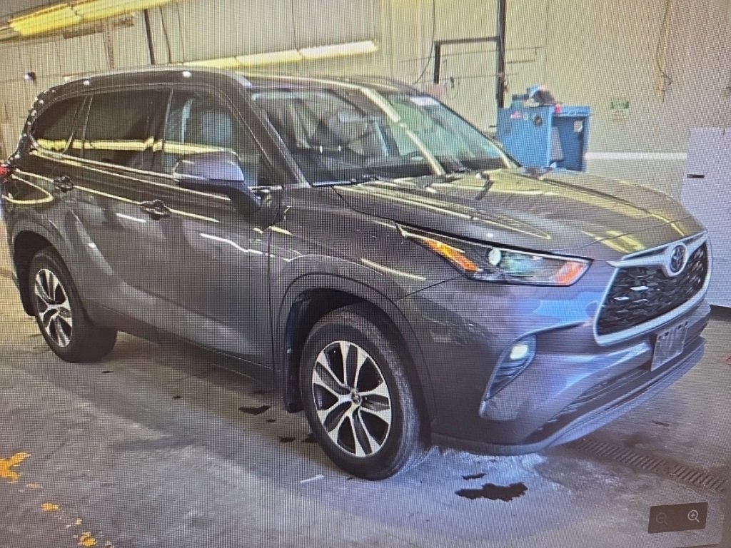 2022 Toyota Highlander XLE photo 2