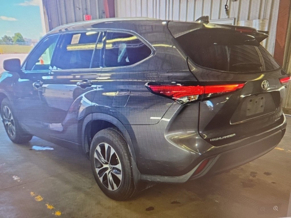 2022 Toyota Highlander XLE photo 3