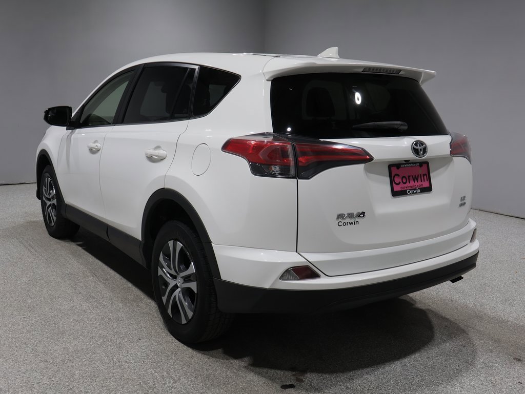 2018 Toyota RAV4 LE photo 4