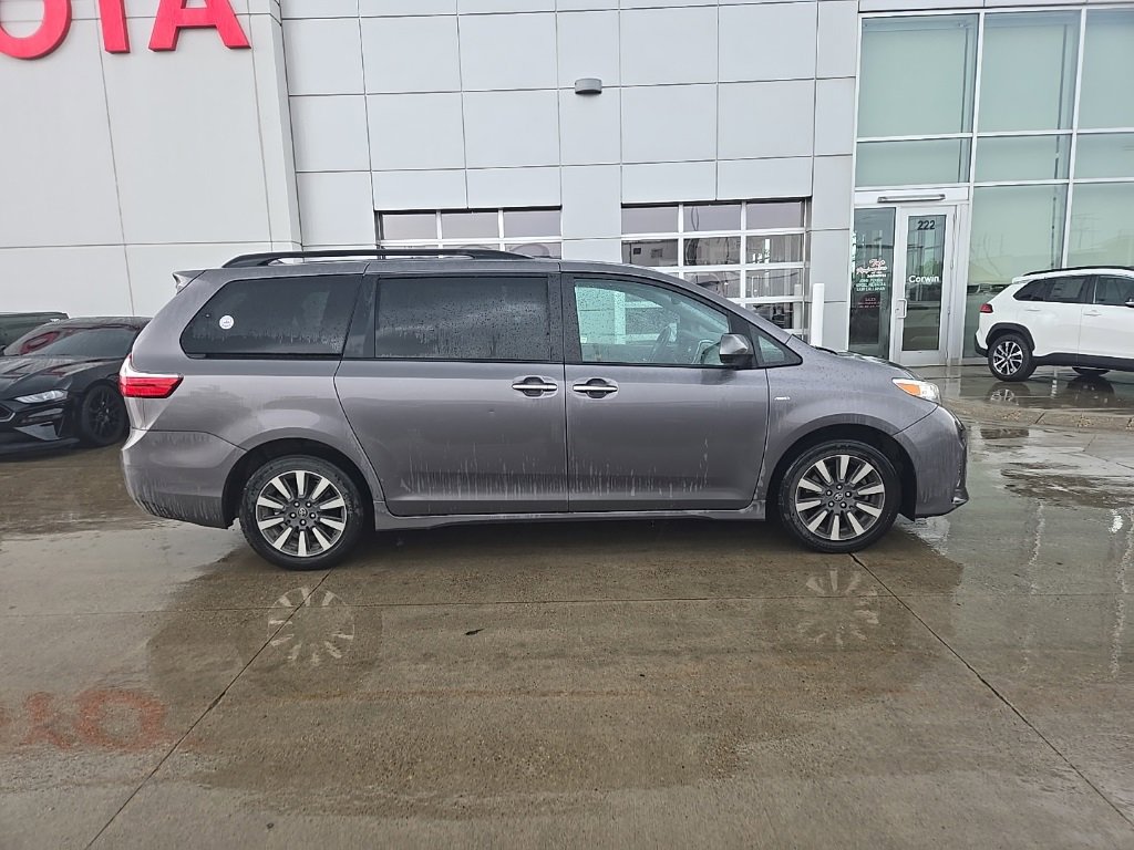 2018 Toyota Sienna XLE Premium photo 2
