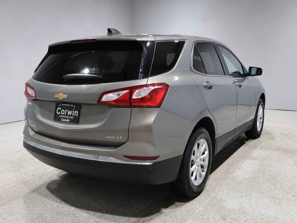 2018 Chevrolet Equinox LT photo 2