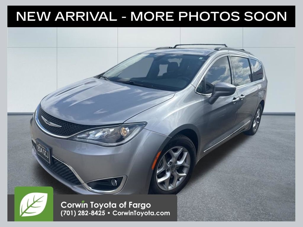 2017 Chrysler Pacifica Touring-L's photo