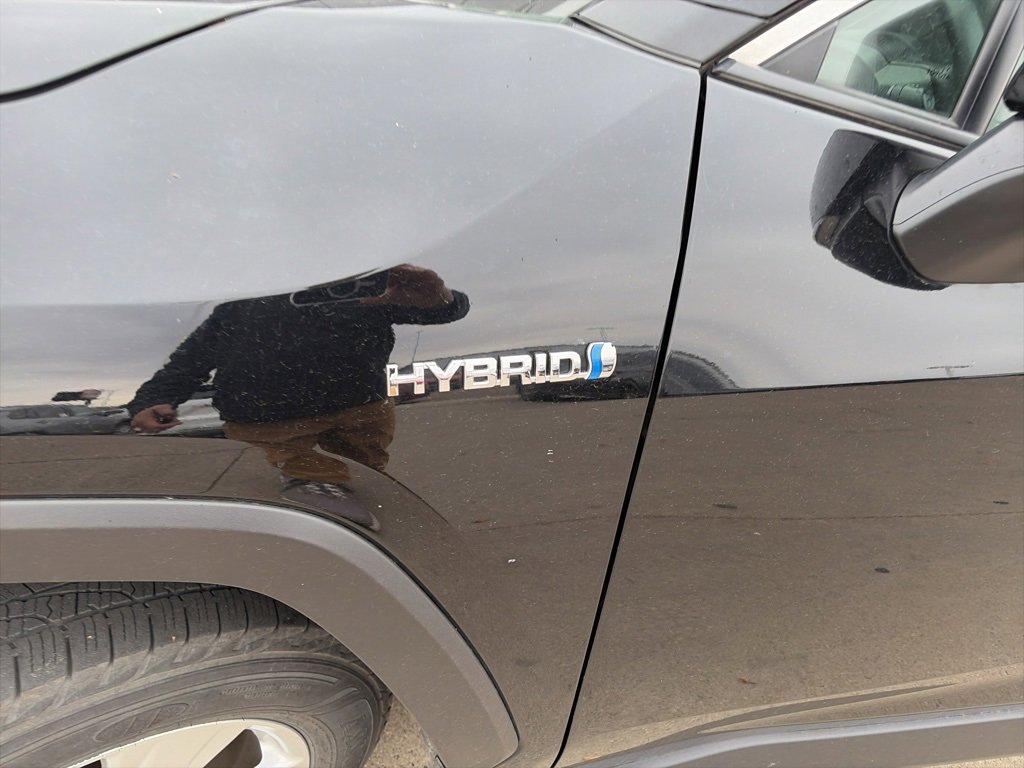 2021 Toyota RAV4 Hybrid XLE photo 4