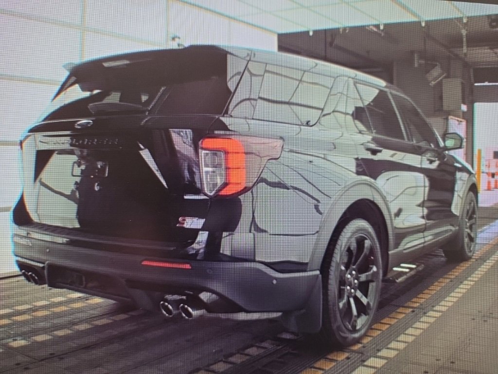 2022 Ford Explorer ST photo 4