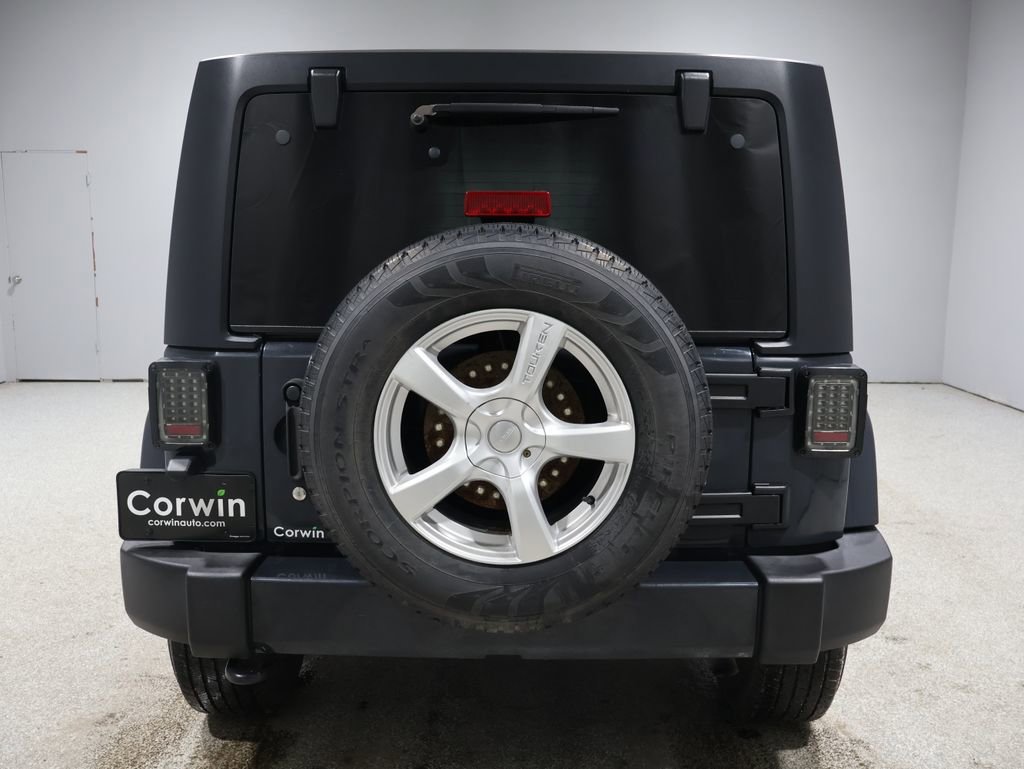 2016 Jeep Wrangler Unlimited Sahara photo 3