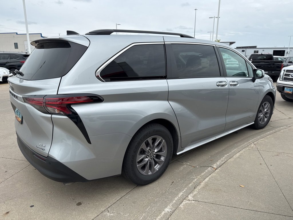 2021 Toyota Sienna XLE photo 3
