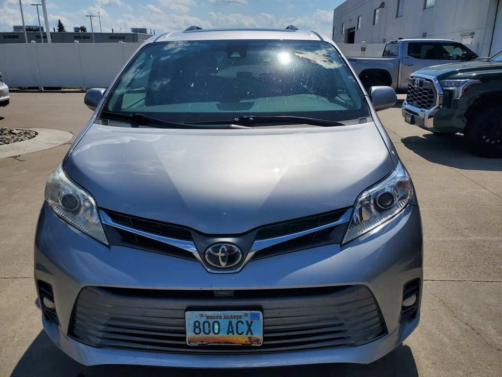 2018 Toyota Sienna XLE Premium photo 2