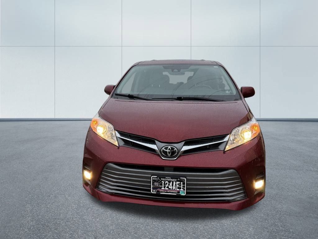 2020 Toyota Sienna XLE photo 2